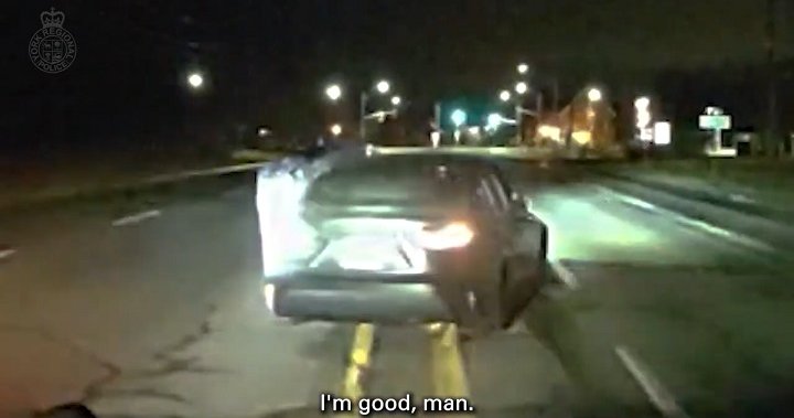 „Добре съм, човече“, казва на полицай предполагаемо увреден шофьор с „разбита“ кола