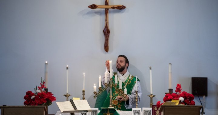 Свещеникът в Северозападните територии се моли за жертвите на самолетна катастрофа, първите реагиращи