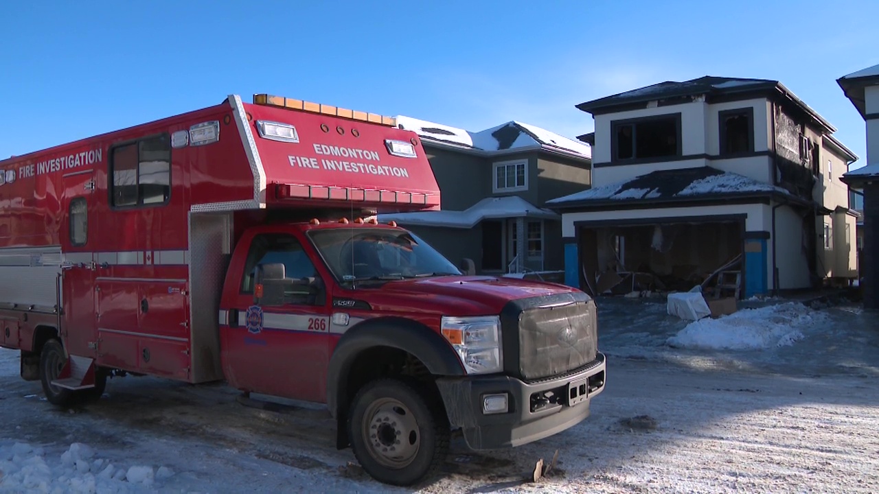 Пожар през нощта причини големи щети на къща която изглежда