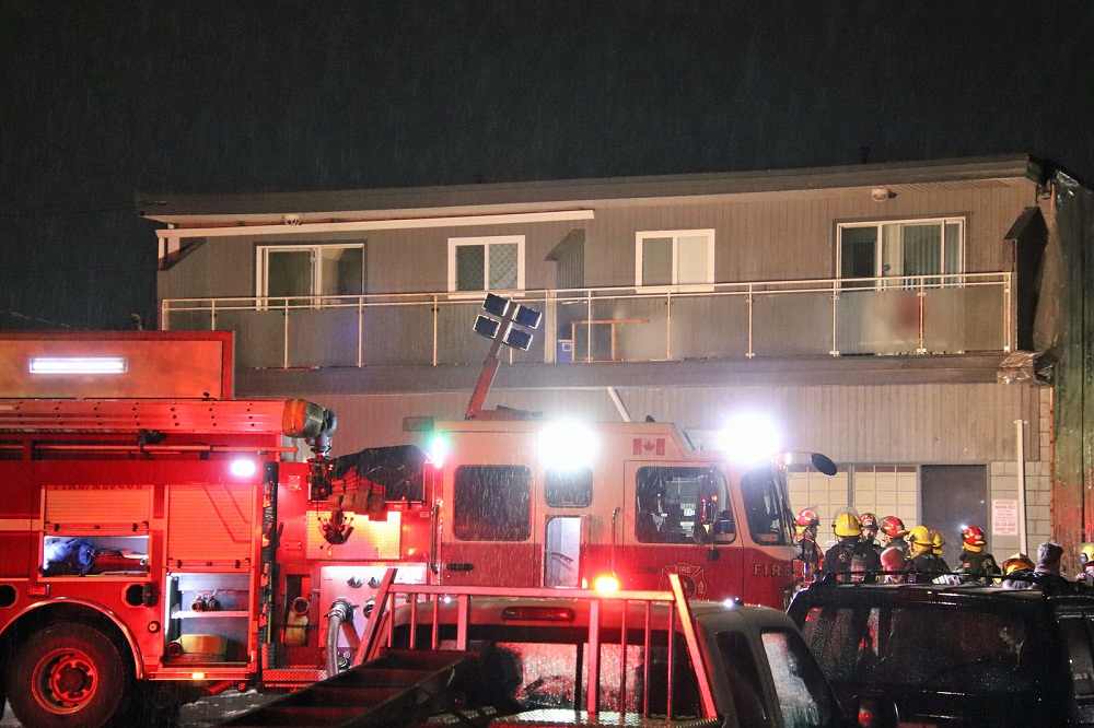 Мъж загина след като пожар обхвана четириетажна жилищна сграда в