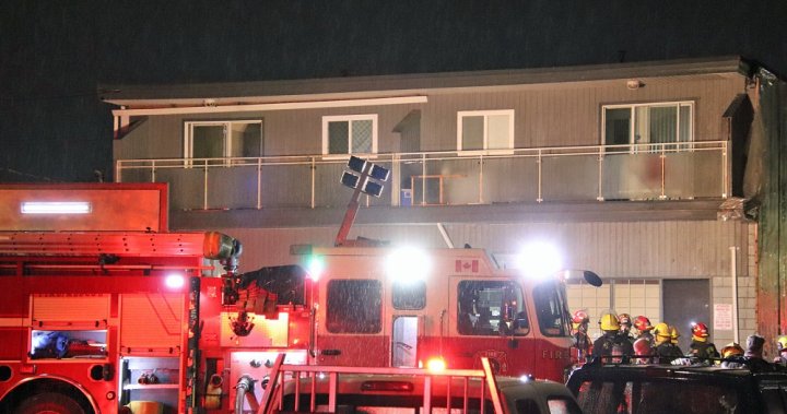 Мъж загина, след като пожар обхвана четириетажна жилищна сграда в