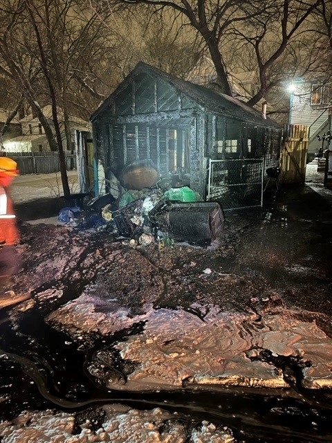 Гараж и електрически стълб са пламнали на University Drive в