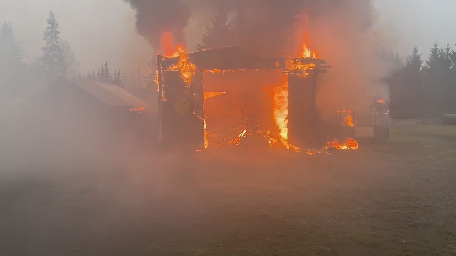 Следователите работят за да установят причината за драматичен пожар който