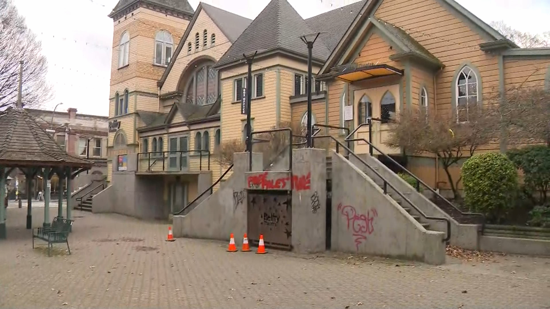 Добре известен театър Виктория премахна противоречива и одобрена от критиците