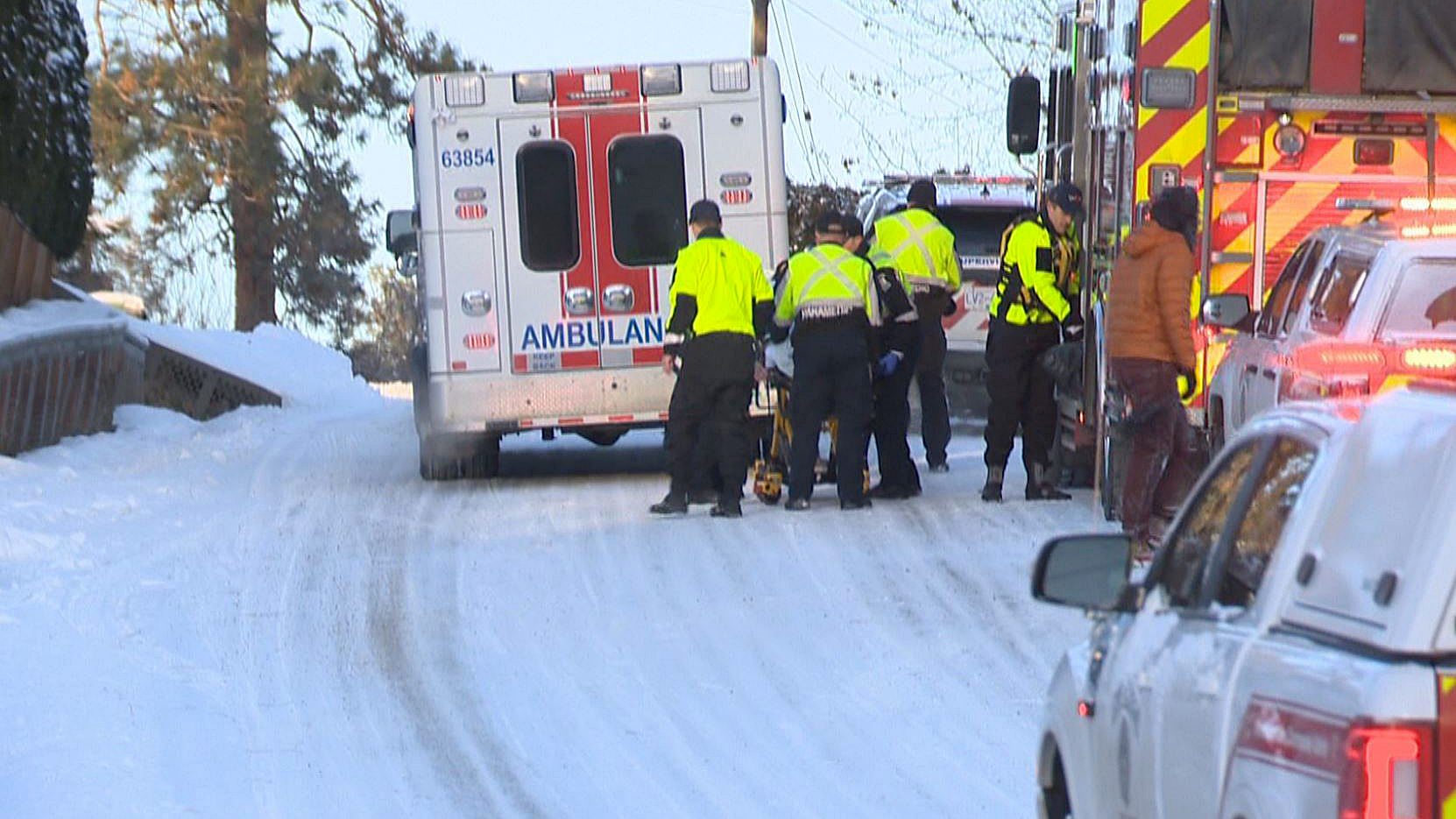 Случайни минувачи се притекоха на помощ на двама души и