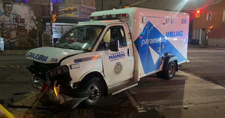 Двама парамедици ранени при катастрофа блъснат и избягали в Торонто