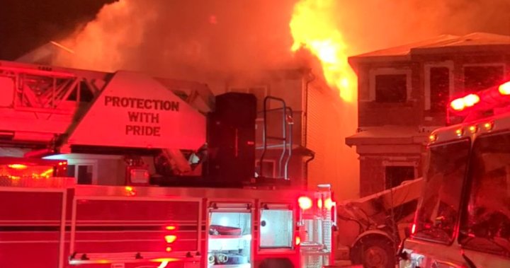 Пожарникарите се борят с пожара в строяща се къща в Бомонт