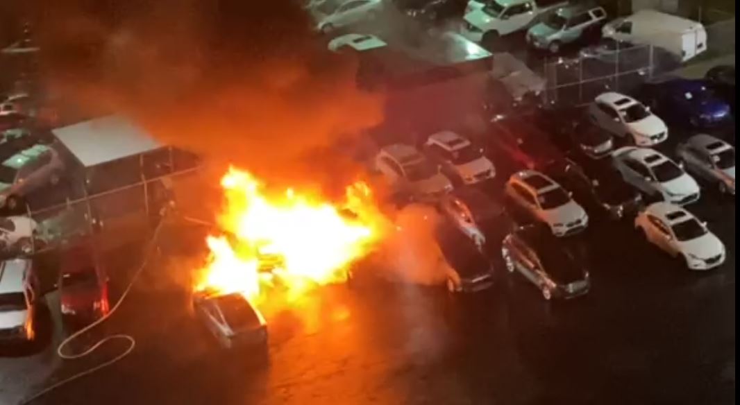 Пожарникарски екипи потушиха пожар на паркинг за автомобили в Бърнаби