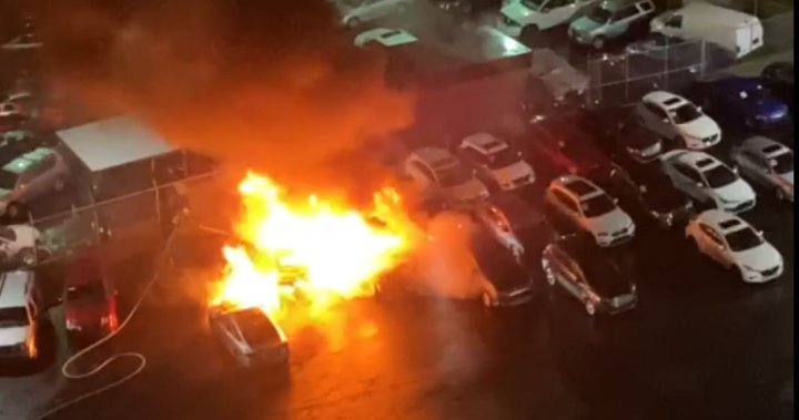 Пожар на паркинг за автомобили в Бърнаби, който повреди множество превозни средства, разследвани като умишлен палеж