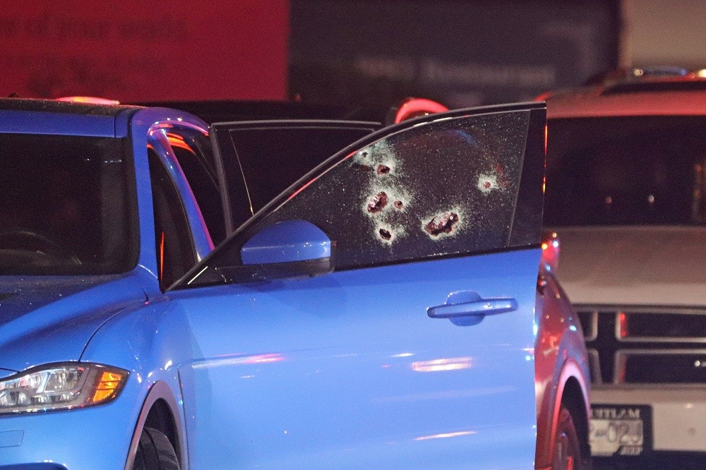 Мъж беше обявен за мъртъв на мястото на стрелба в