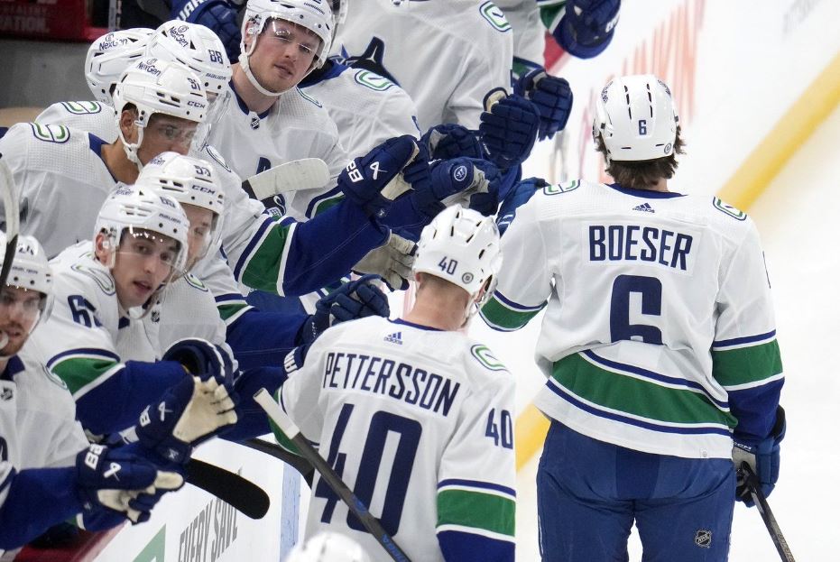 Елиас Петерсон вкара гол при пробив в продълженията и Ванкувър Канъкс