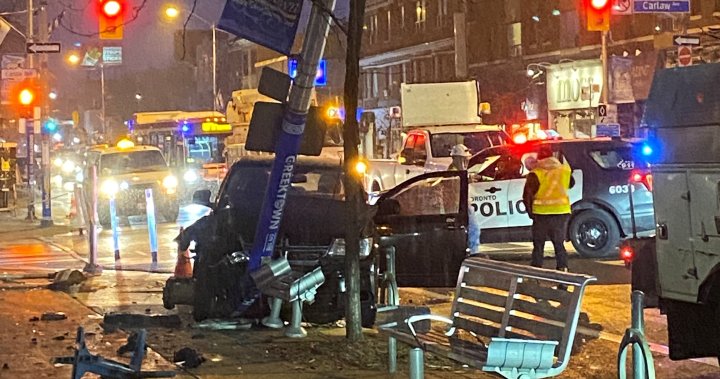 Полицията в Торонто разследва след като SUV се блъсна в стълб, 3-ма души избягаха