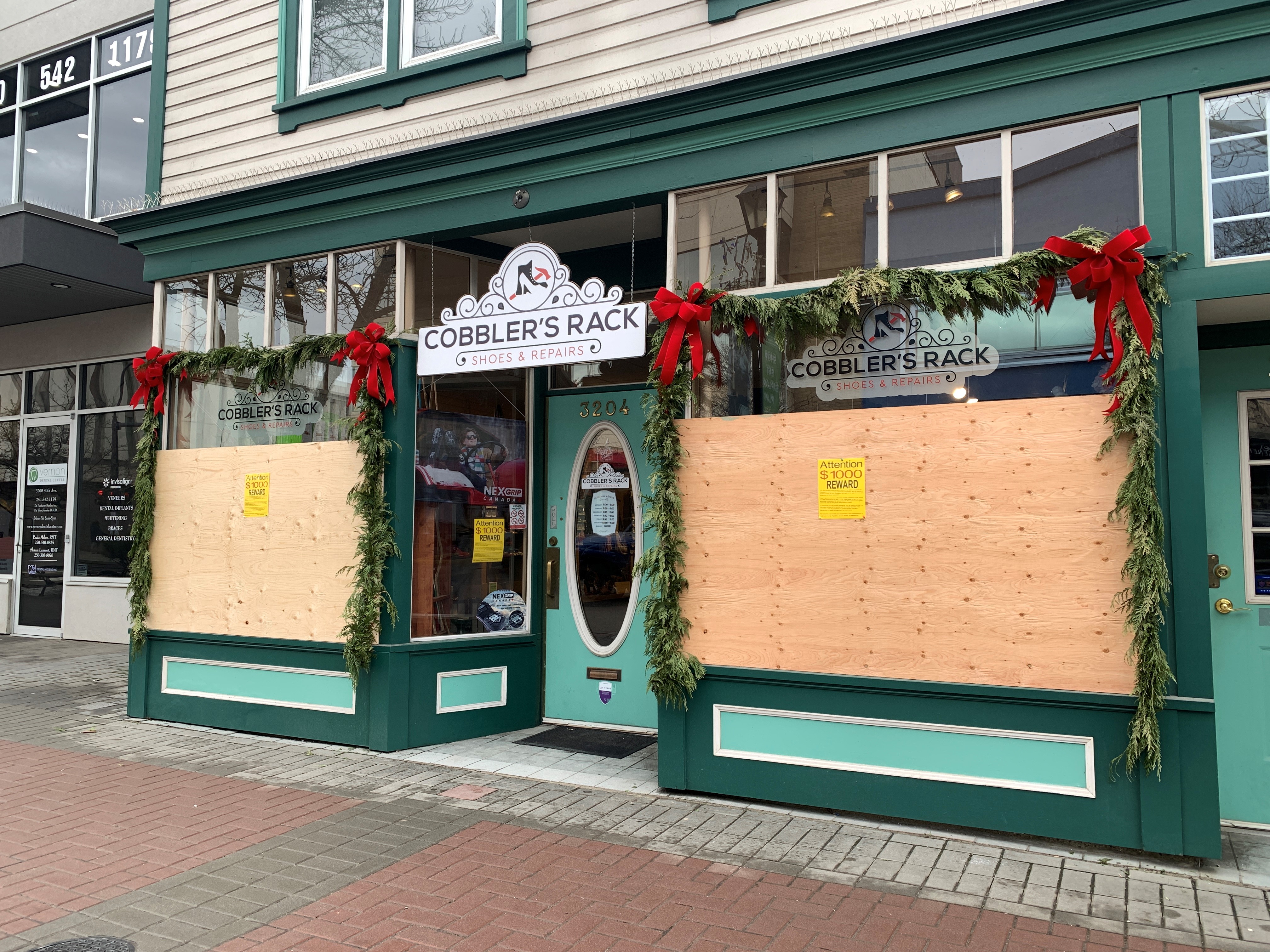 Собственик на магазин от Върнън Британска Колумбия предлага награда от