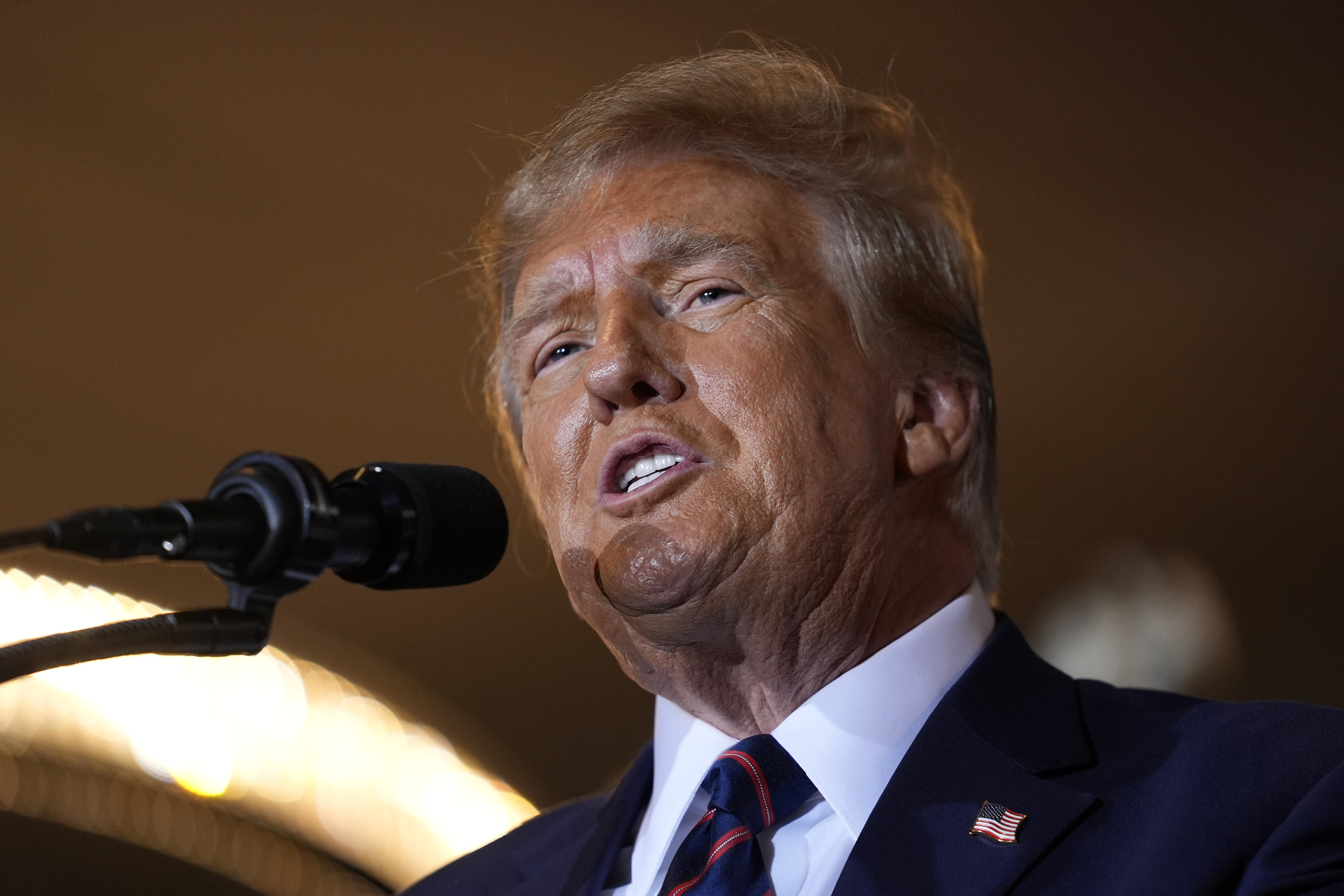 Доналд Тръмп беше осъден от федерално жури в петък да