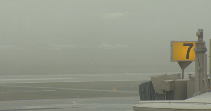 Гъстата мъгла настаняваща се в Келоуна Британска Колумбия причини дни
