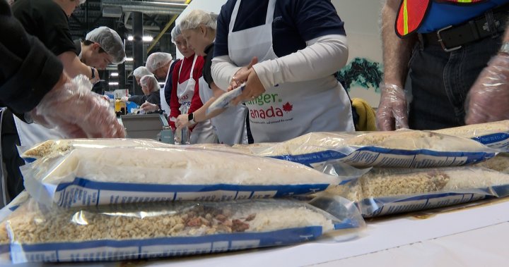 Доброволци от Кингстън опаковат 14 500 ястия за борба с хранителната несигурност