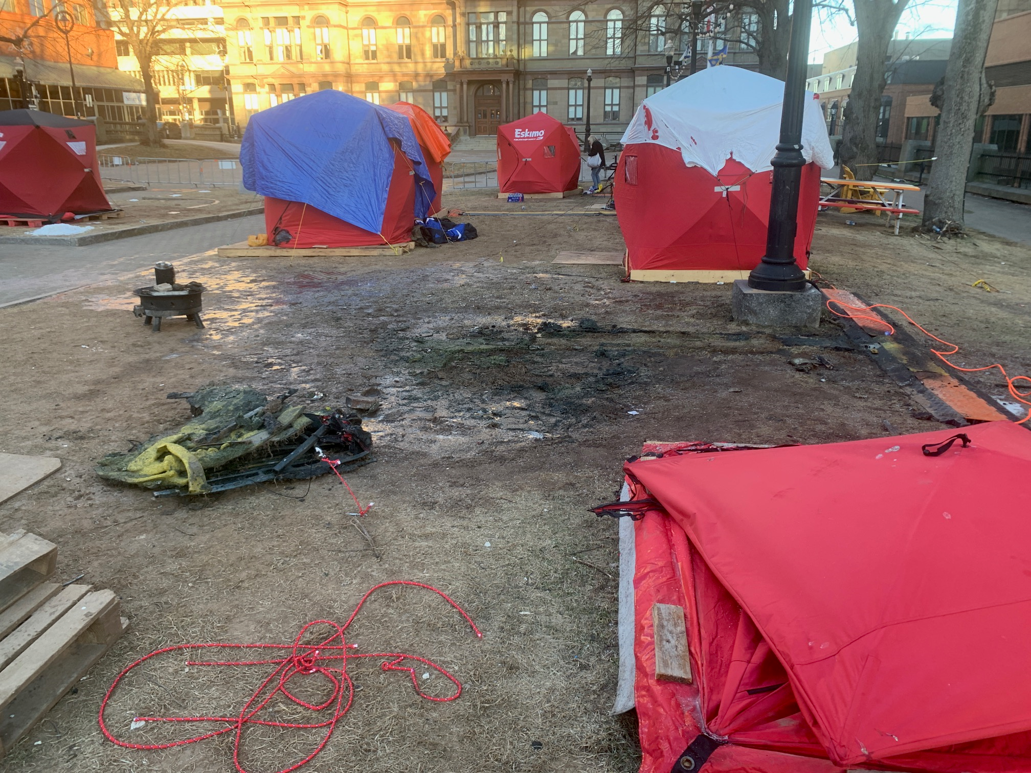 Палатка беше повредена и мъж получи леки наранявания след избухването