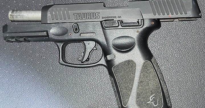 Шофьор с увреждания с доживотна забрана за носене на огнестрелно оръжие е намерен припаднал със зареден пистолет: Йоркската полиция