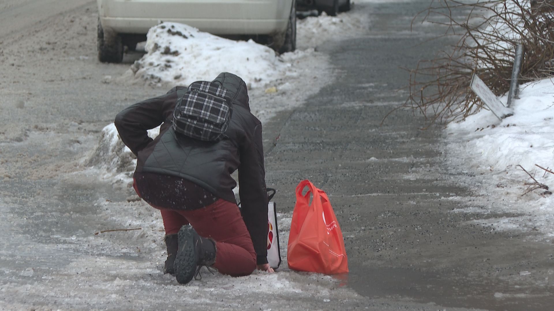 Излизането през входната врата беше опасна работа в четвъртък тъй