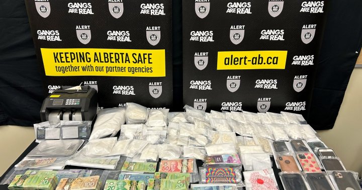 警方在阿尔伯塔州的毒品搜查中查获超过2公斤可卡因，5人被控。