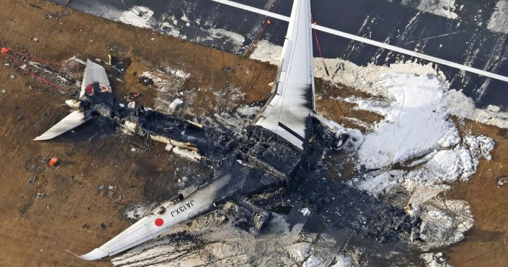 Пожар в японски самолет: Следователите се фокусират върху комуникацията на въздушния трафик след 5 убити