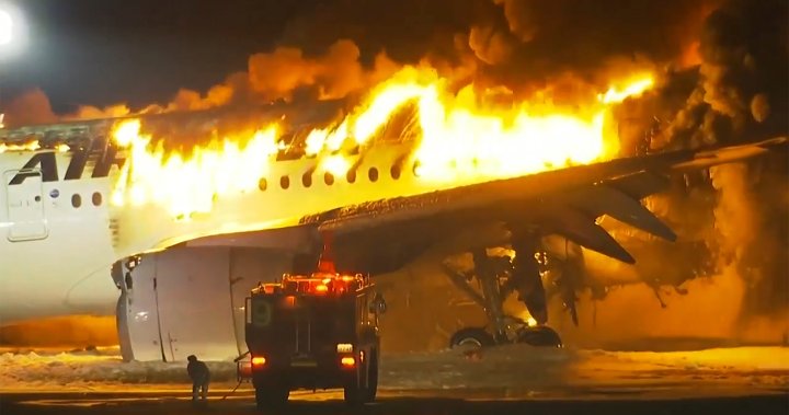 Самолет на Japan Airlines избухна в пламъци след сблъсък на пистата в Токио