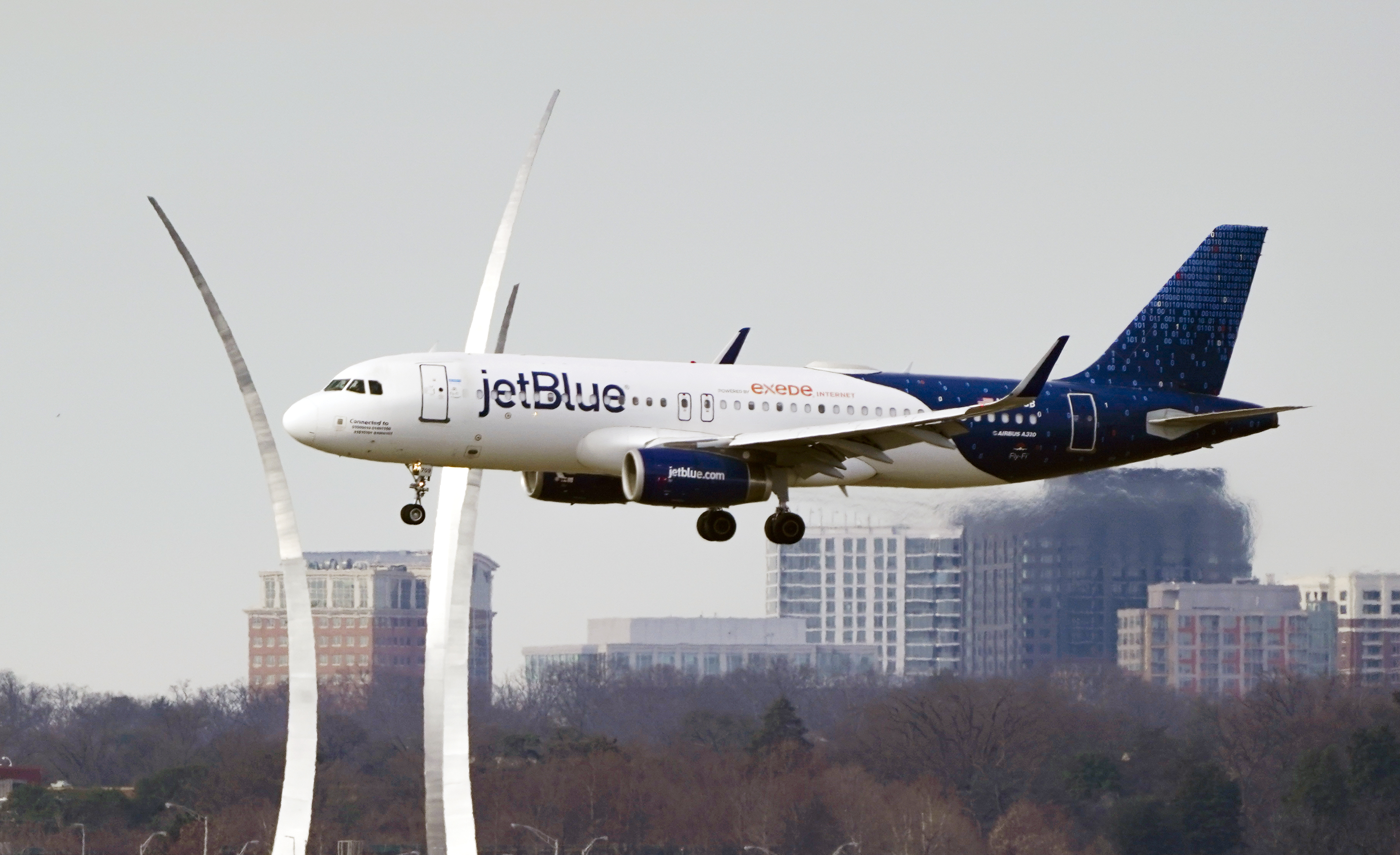 JetBlue каза в понеделник че главният изпълнителен директор Робин Хейс