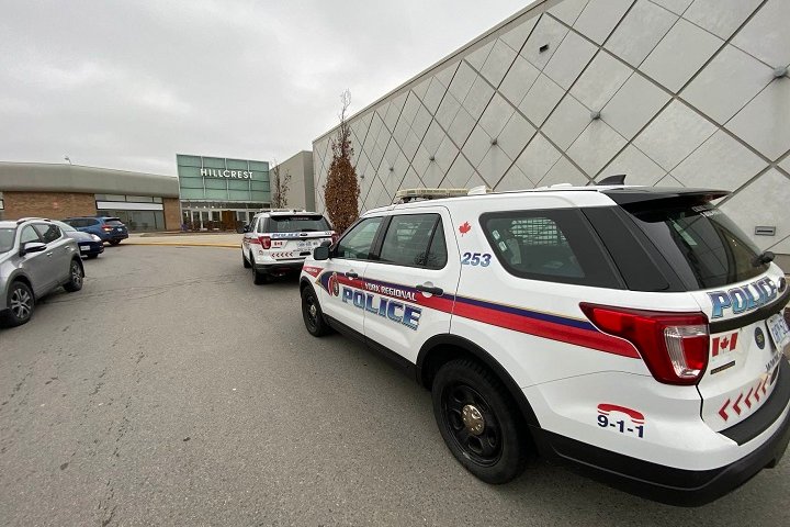 Richmond Hill jewelry store robbed, suspects sought: police
