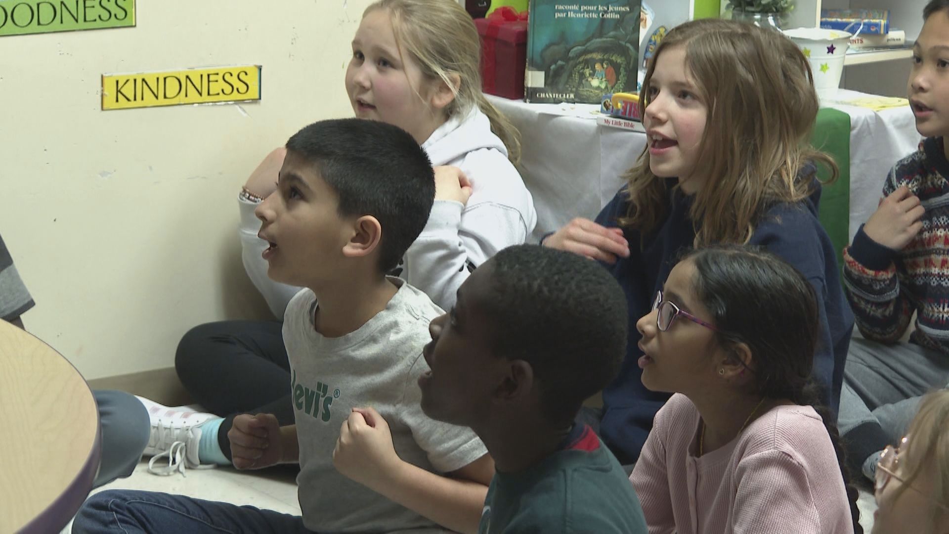 Класните стаи са оживени тъй като училищните подразделения в района