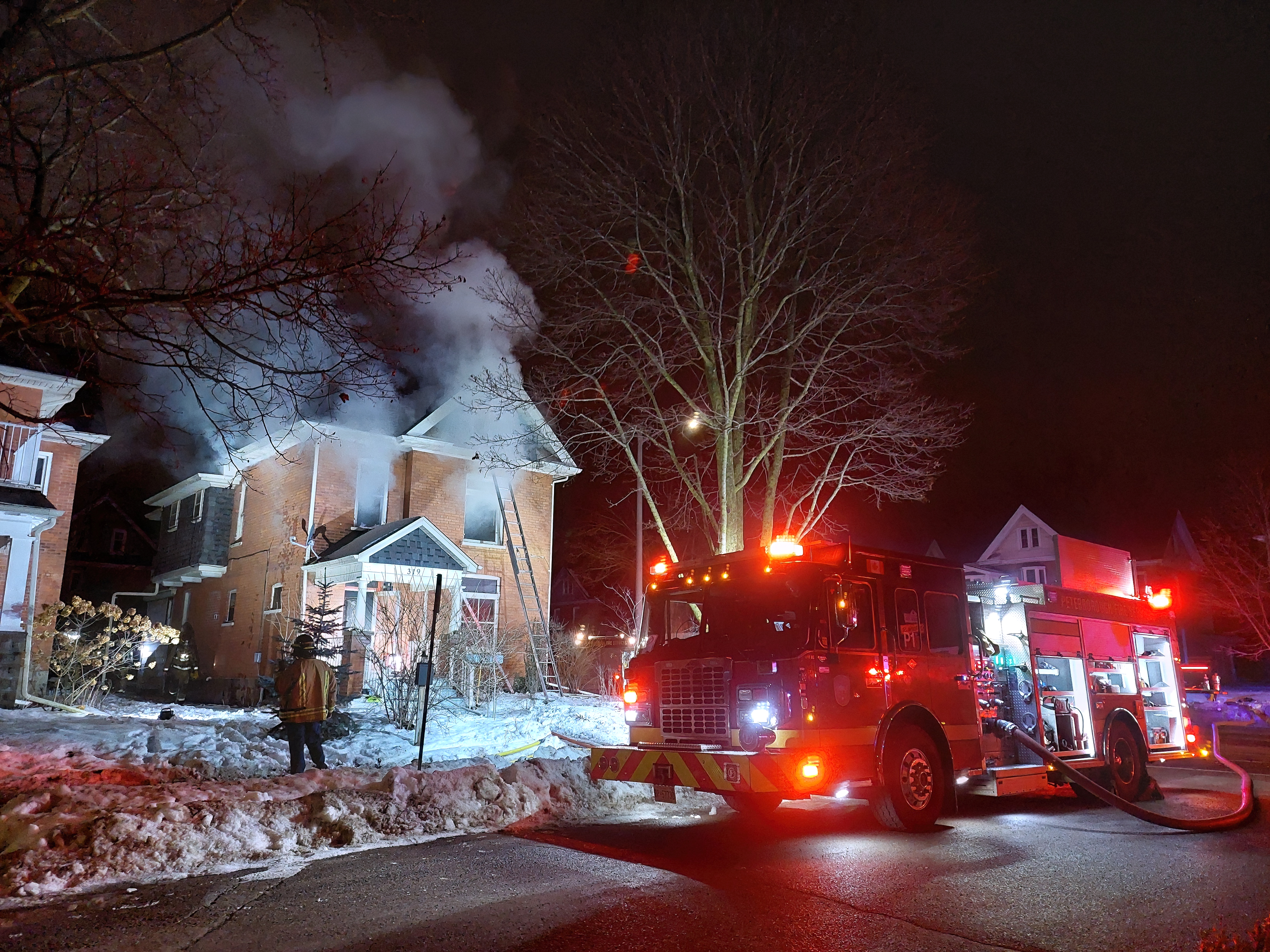 Не се съобщава за пострадали след пожар в къща в