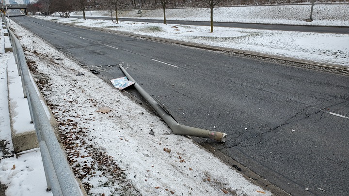Poles knocked down, cruisers struck as wanted man attempts to flee officers in Mississauga: police - image