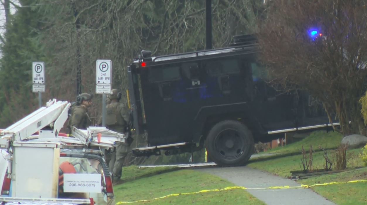 RCMP в Северен Ванкувър казва че противопоставянето с обезумял мъж