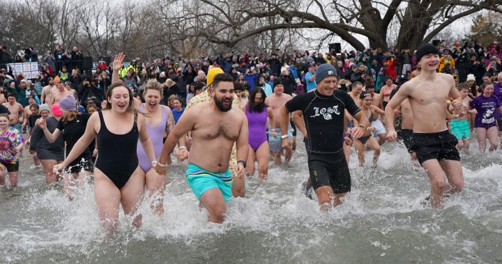 2024年北极熊跳水：数百名加拿大人冒着严寒迎接新年的“重启”