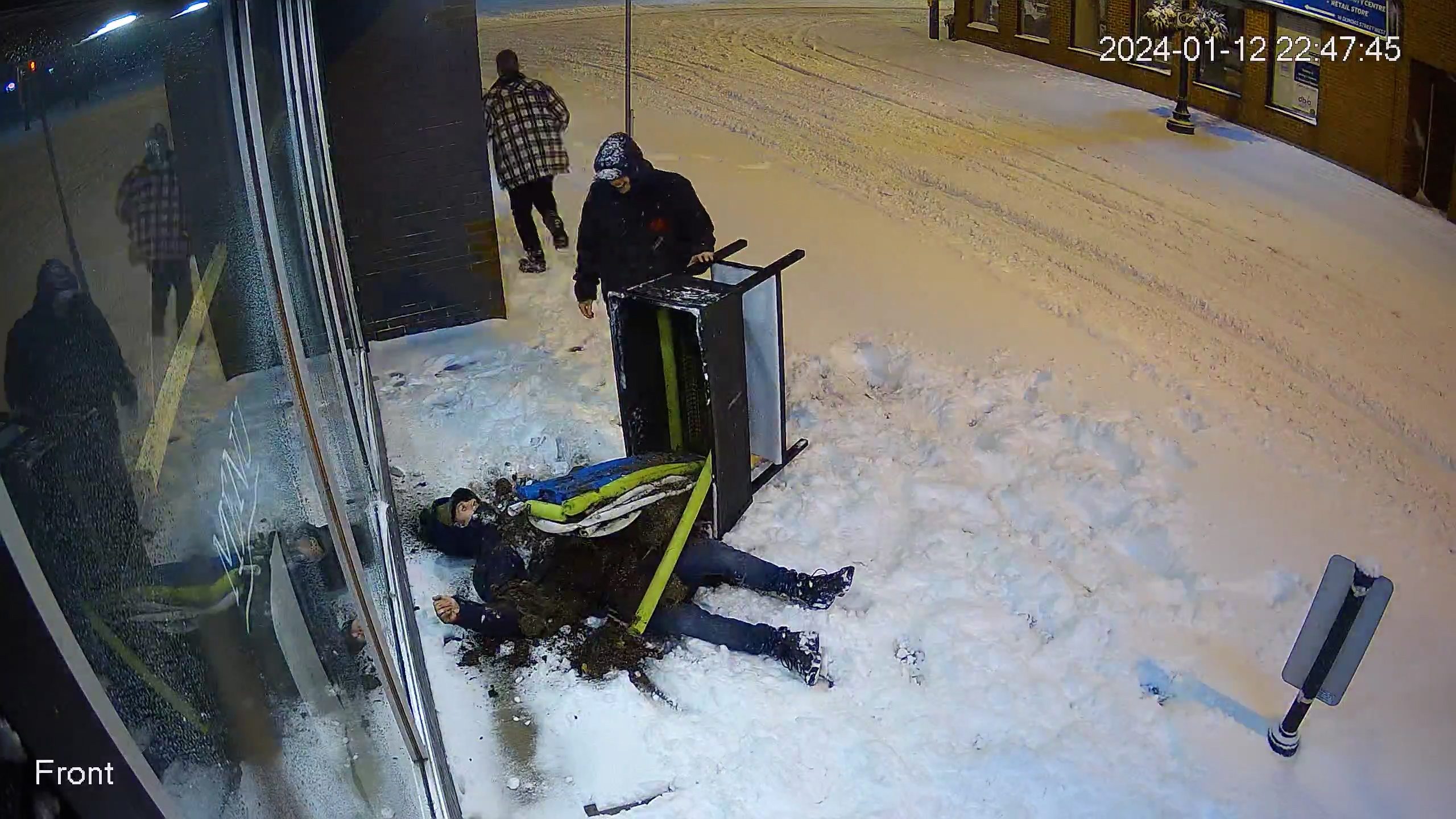 Полицията на Куинт Уест търси да идентифицира заподозрени в явен