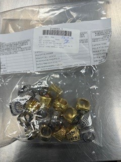 Голяма колекция от пръстени в шампионски стил беше намерена от