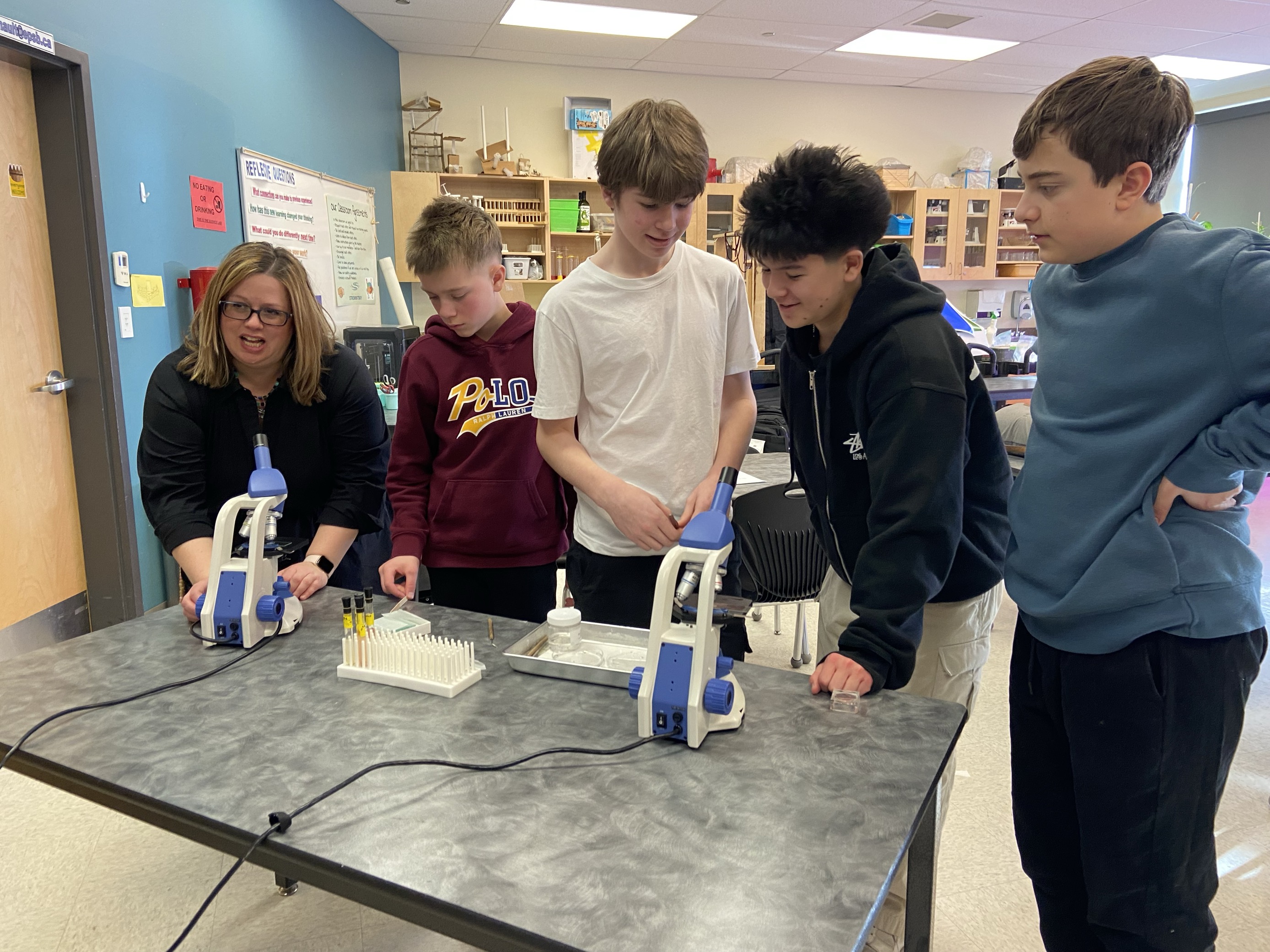 Учениците от училище Майкъл Стрембицки работят върху нестандартен научен проект