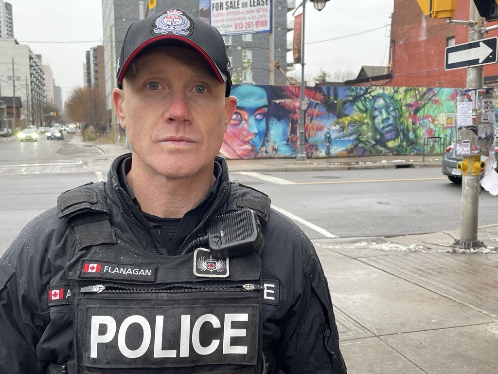 В един хладен четвъртък следобед в Отава ветеран полицай сержант