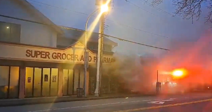 Пожар избухва в Ричмънд, Британска Колумбия. магазин за хранителни стоки