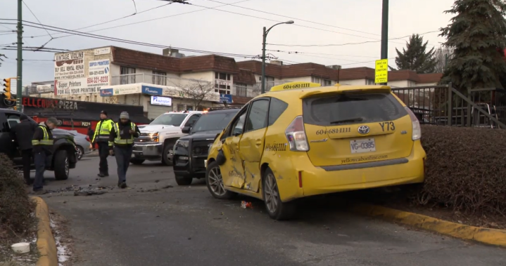Блъснат пешеходец, ранен полицай след катастрофи с откраднато такси във Ванкувър