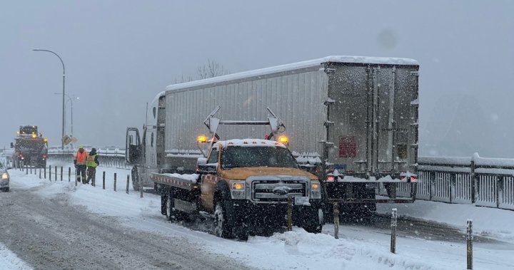 大雪覆盖下的大温地区：车辆打滑、公交车被困、卡车无法行驶