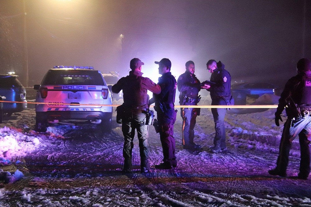 Според полицията един мъж е открит с огнестрелни рани на