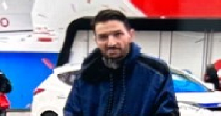 Полицията в Торонто съобщи че издирва 43 годишен мъж след като