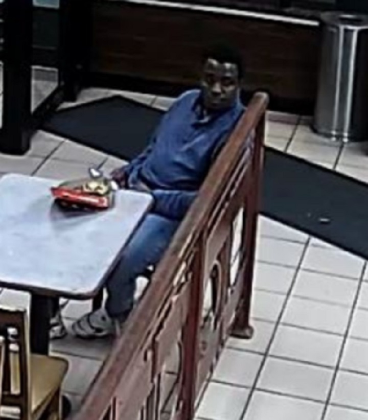 Полицията казва че издирва заподозрян обвинен в излагане на многобройни