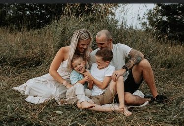 Хокейната арена беше любимото място на петгодишния Тейт Хюз Той обичаше