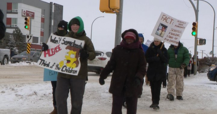 Хиляди учители стачкуват в Саскачеван в понеделник а учениците в