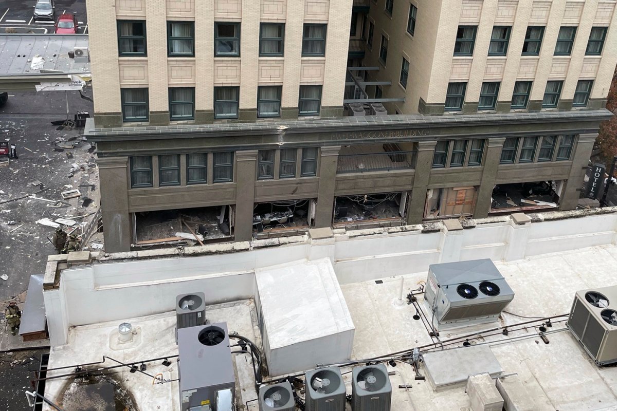 Explosion hurts 21 at historic Texas hotel, scatters debris in streets
