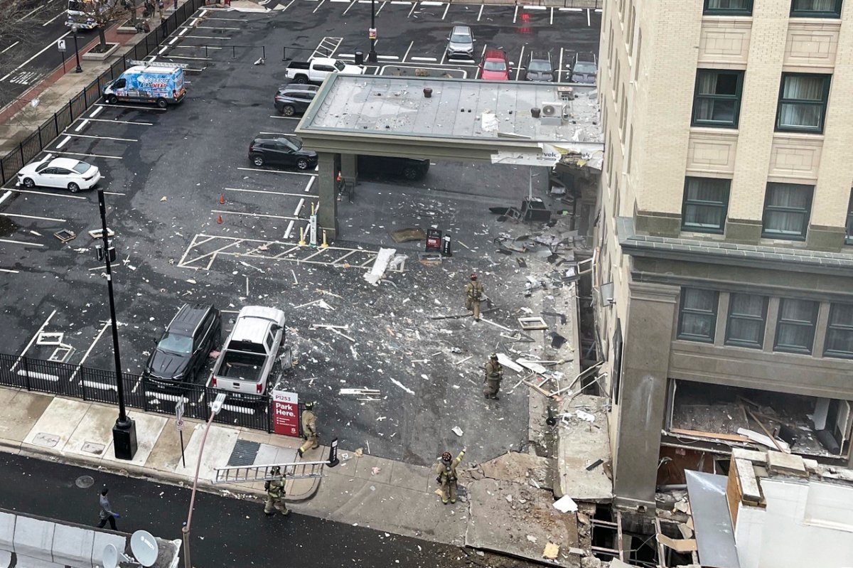 Explosion hurts 21 at historic Texas hotel, scatters debris in streets ...