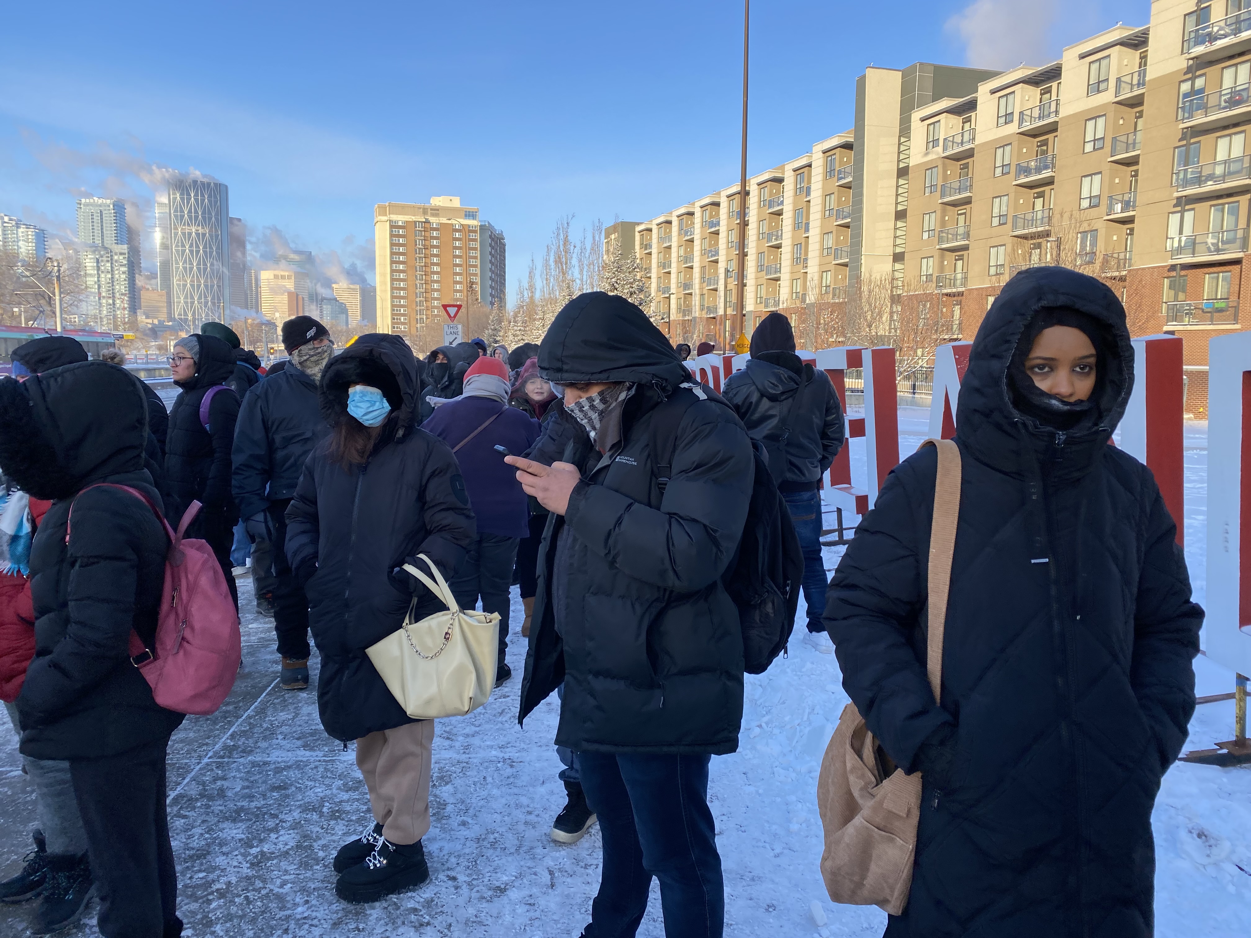 Стотици водачи на CTrain в Калгари останаха навън в студената