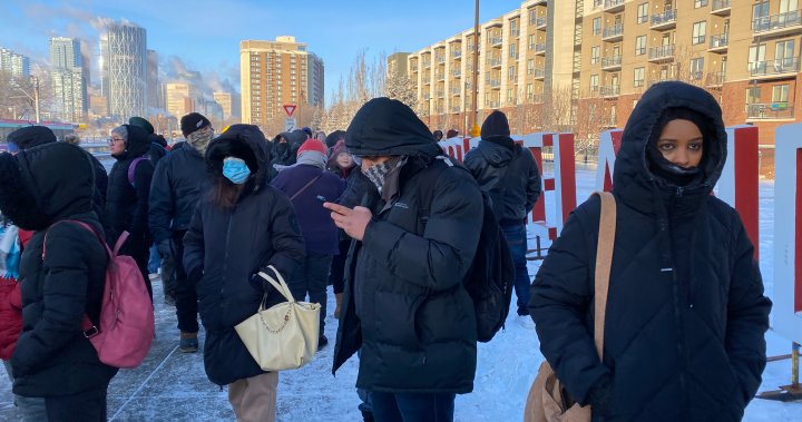 Пътуващите в CTrain се борят с силен студ след прекъсване на електрозахранването в централната част на града