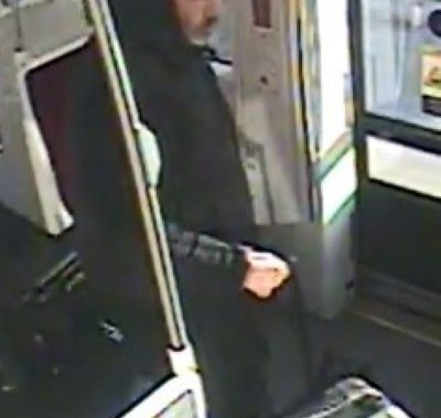 Полицията издирва мъж, който предполагаемо е нападнал оператор на TTC в трамвая